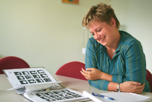 Foto van Daniëlle van Damme met werkmap